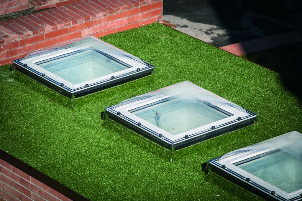 Flat roof window